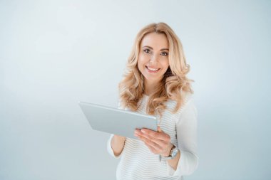 dijital tablet kullanan kadın 