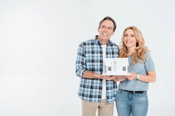 Casal segurando modelo de casa — Fotografia de Stock