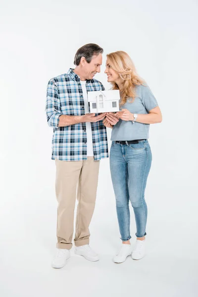 Casal segurando modelo de casa — Fotografia de Stock