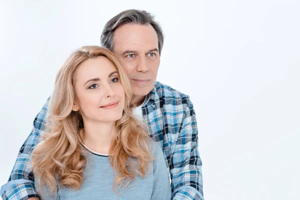 Pareja abrazando y sonriendo — Foto de Stock