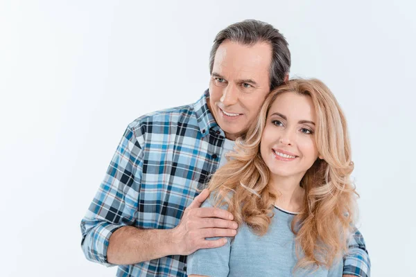 Casal abraçando e sorrindo — Fotografia de Stock