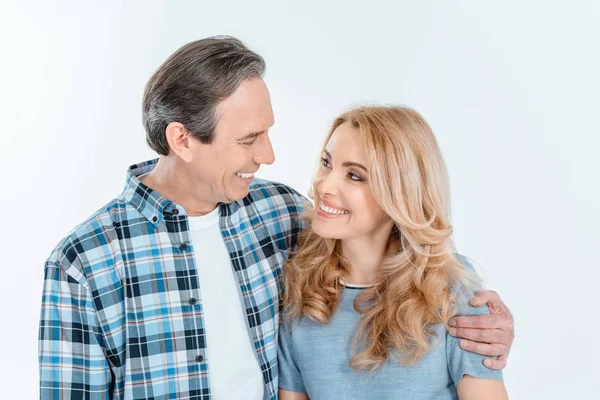 Casal abraçando e sorrindo — Fotografia de Stock