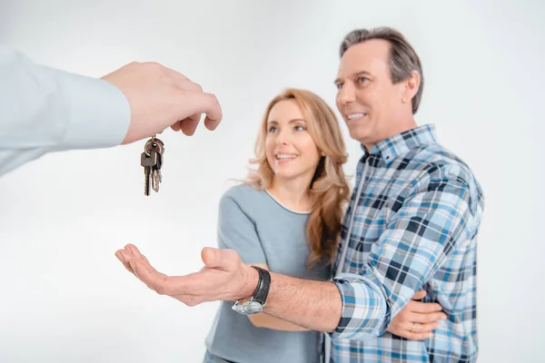 Casal recebendo chaves de casa — Fotografia de Stock