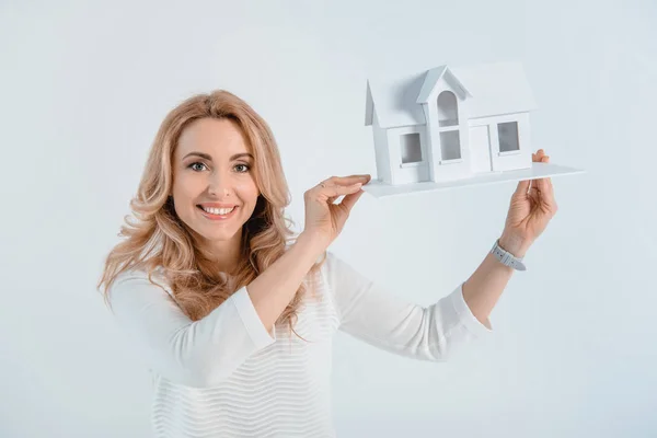 Femme avec modèle de maison — Photo