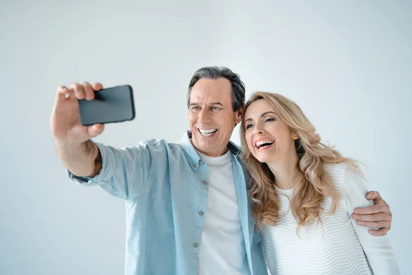 Casal tirando selfie — Fotografia de Stock