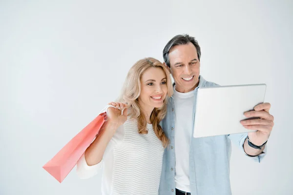 Pareja usando tableta digital — Foto de Stock