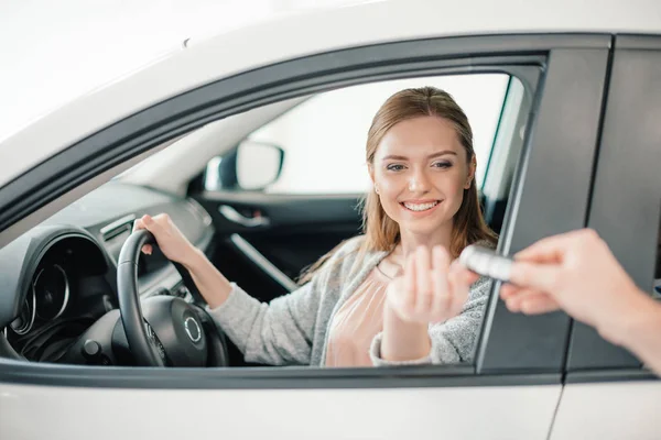 Femme en voiture neuve — Photo