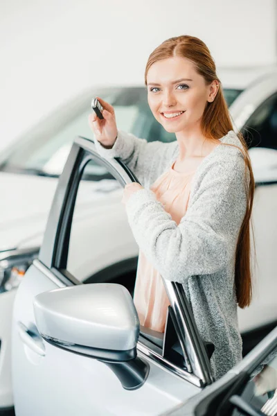 Woman holding car key — Stock Photo, Image