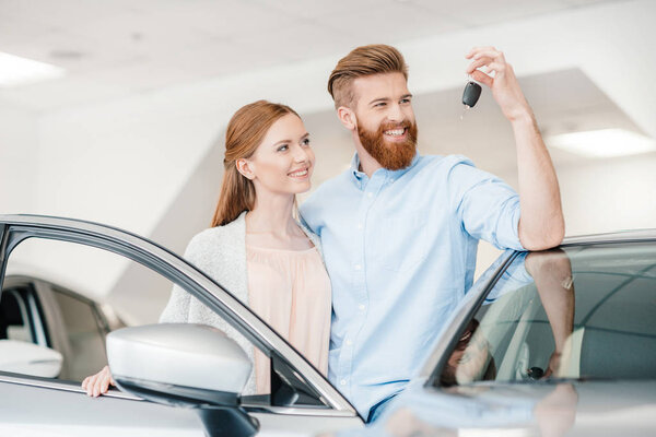 пара в салоне дилеров
  