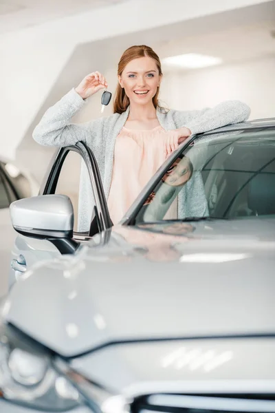 Mulher segurando chave do carro — Fotografia de Stock