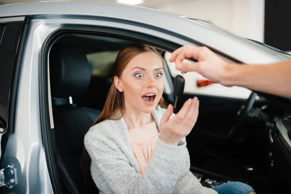 Animado mulher no novo carro — Fotografia de Stock