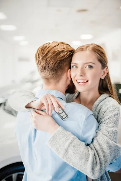 Casal no salão de concessionárias — Fotografia de Stock