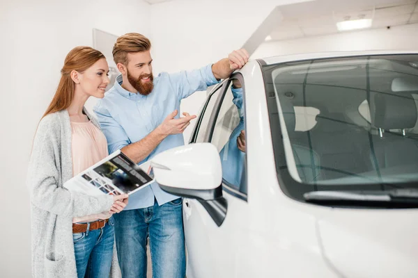 Couple in dealership salon — Stock Photo, Image