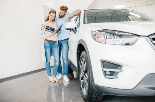 Couple in dealership salon — Stock Photo, Image