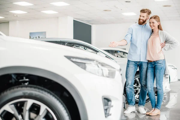 Couple in dealership salon — Stock Photo, Image