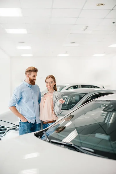 Couple in dealership salon — Stock Photo, Image