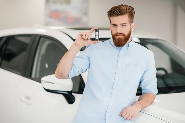 Man holding car key — Stock Photo, Image