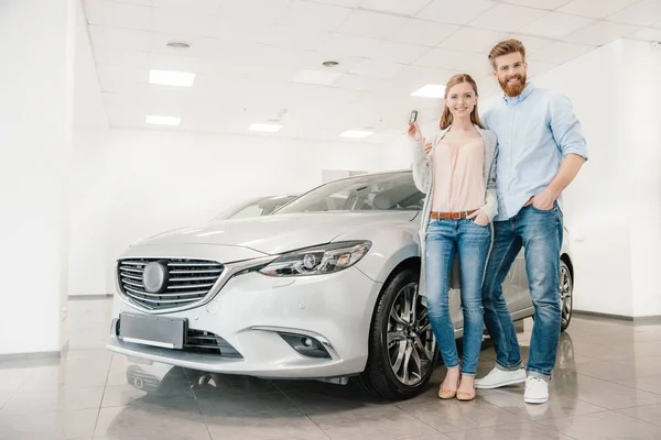 Couple in dealership salon — Stock Photo, Image