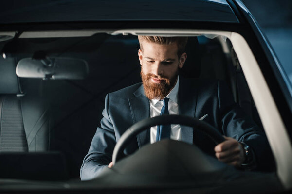 Человек, сидящий в новой машине
 