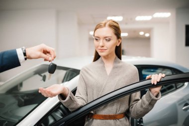 Müşteri ve satıcı ile araba anahtar  