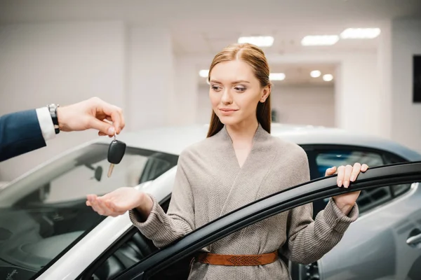 Customer and salesman with car key — Stock Photo, Image