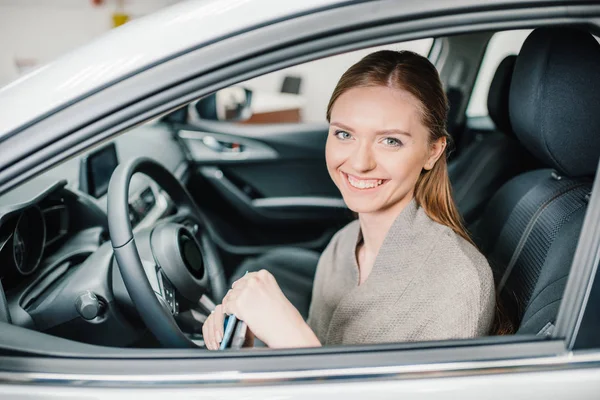 Vrouw zitten in nieuwe auto — Stockfoto