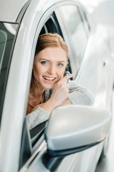 Frau sitzt in neuem Auto — Stockfoto