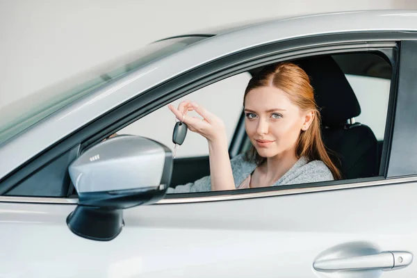 Frau sitzt in neuem Auto — Stockfoto