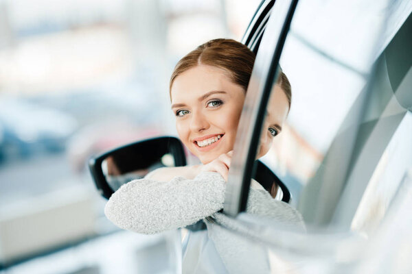 Frau sitzt in neuem Auto — Stockfoto
