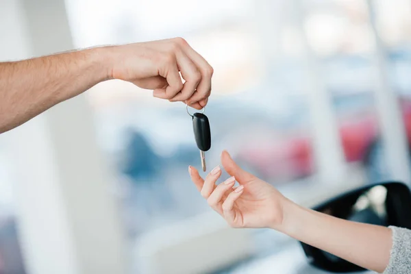 Customer and salesman with car key — Stock Photo, Image