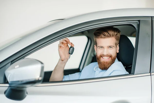 Mann sitzt in neuem Auto — Stockfoto