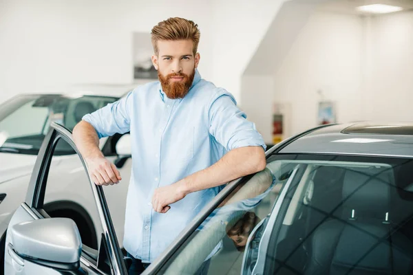 Junger Mann mit neuem Auto — Stockfoto