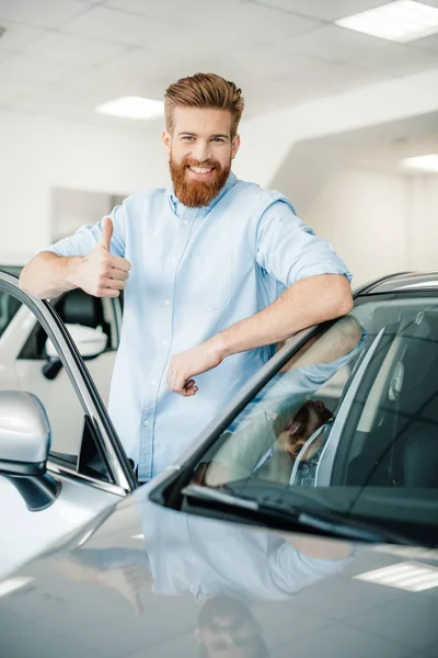 Junger Mann mit neuem Auto — Stockfoto