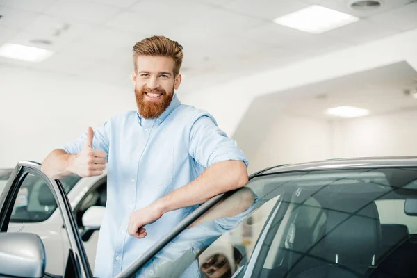 Junger Mann mit neuem Auto — Stockfoto