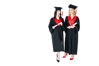 Diploma ile mutlu öğrenciler 