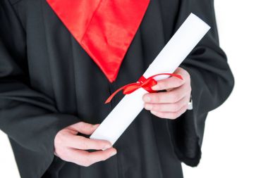 Öğrenci holding diploma 