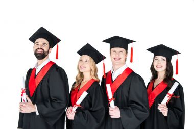 Diploma ile mutlu öğrenciler 