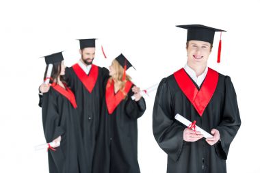 Diploma ile mutlu öğrenciler 