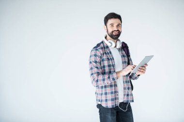 adam kulaklık ve dijital tablet