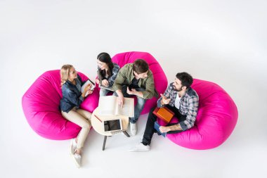 Beanbag sandalye üzerinde oturan öğrenciler
