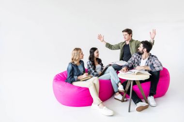 Beanbag sandalye üzerinde oturan öğrenciler