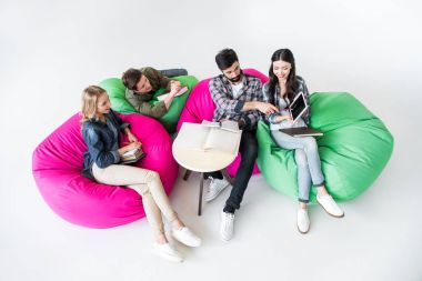 Beanbag sandalye üzerinde oturan öğrenciler
