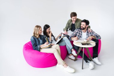 Beanbag sandalye üzerinde oturan öğrenciler