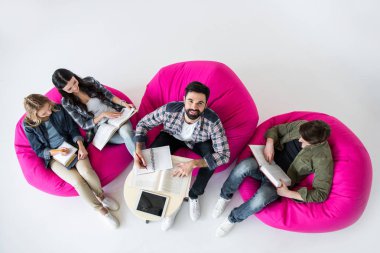 Beanbag sandalye üzerinde oturan öğrenciler