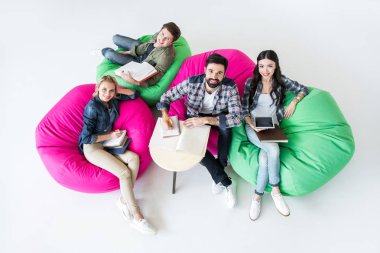 Beanbag sandalye üzerinde oturan öğrenciler
