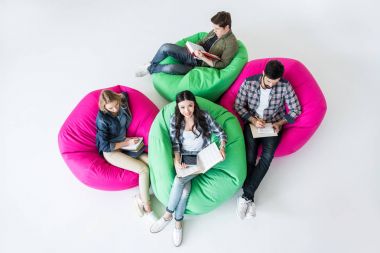 Beanbag sandalye üzerinde oturan öğrenciler