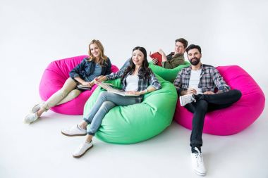 Beanbag sandalye üzerinde oturan öğrenciler