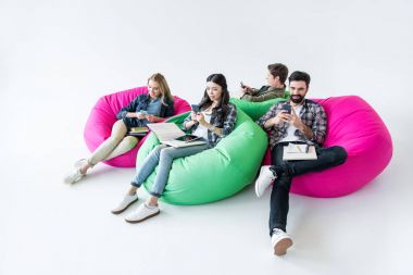 Beanbag sandalye üzerinde oturan öğrenciler