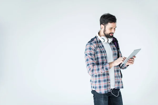 Homem com fones de ouvido e tablet digital — Fotografia de Stock