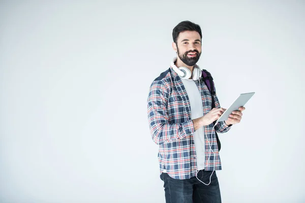 Muž se sluchátky a digitální tabletu — Stock fotografie